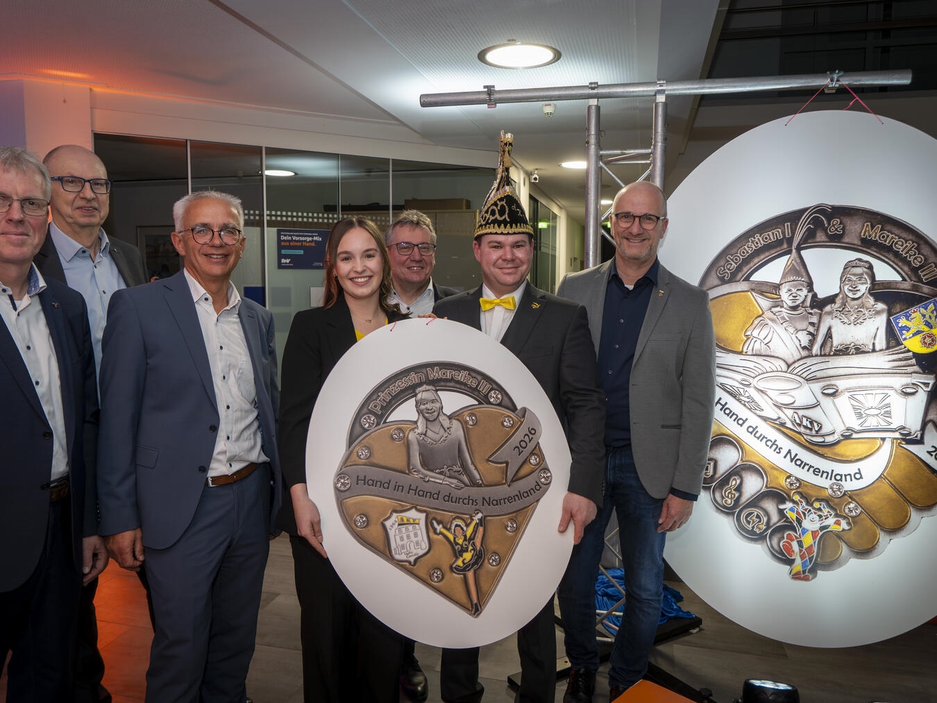 Thomas Grootens (Volksbank-Geschäftsstellenleiter Goch), Wilfried Bosch (Vorstandsmitglied), Dirk Wagner (Volksbank-Geschäftsstellenleiter Asperden), Mareike III. (Hendricks), Johannes Janhsen (Vorstandsmitglied), Sebastien I. (Hemmers) und Gochs Bürgermeister Stephan Luyven. NN-Foto: Gerhard Seybert