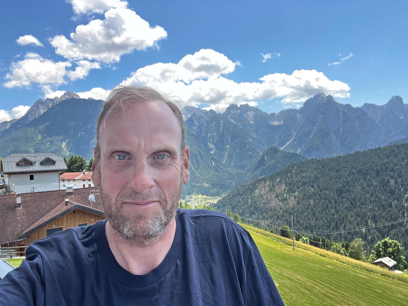 Thomas Hommen bei einer Pause auf dem Balkon.