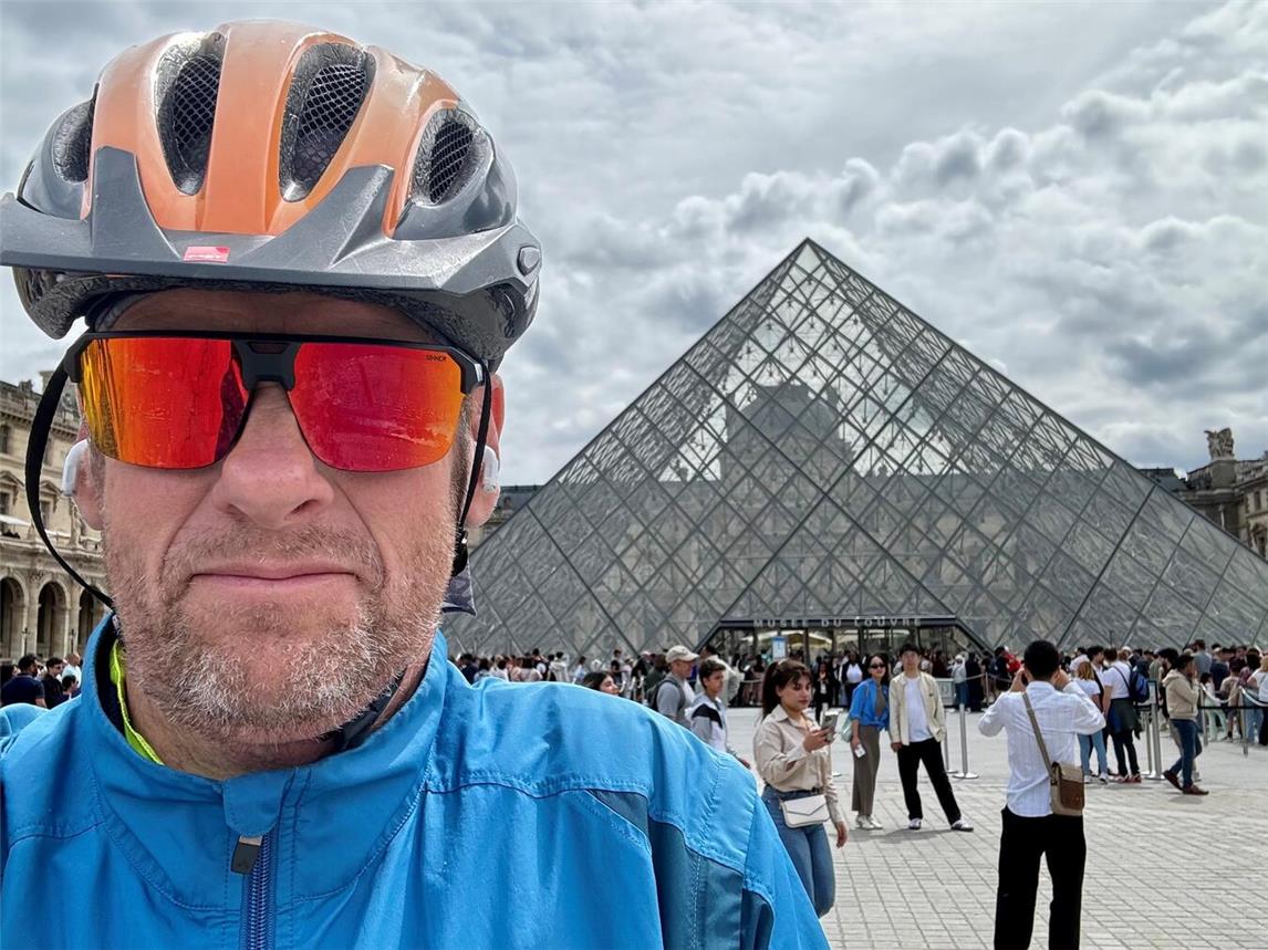 Thomas Hommen vor dem Louvre in Paris. Fotos (3): privat