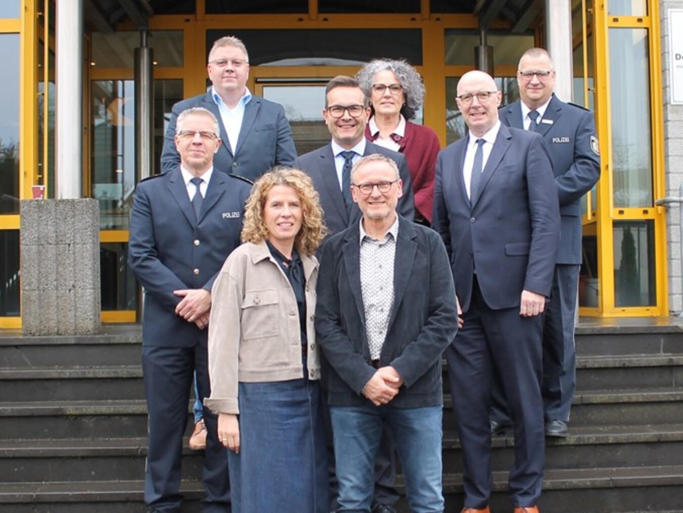 Thomas Jäger, hier mit Ehefrau Judith Jäger, wurde in Kleve feierlich verabschiedet. Landrat Christoph Gerwers, Gelderns Bürgermeister Sven Kaiser, Abteilungsleiter Polizei, Uwe Lottmann, Vertreter Direktionsleiter Gefahrenabwehr/Einsatz, Werner Moors, Personalratsvorsitzender Michael van Zoggel und Gleichstellungsbeauftragte Birgit Preuß wünschten ihm alles Gute für den Ruhestand.Foto: KPB Kleve