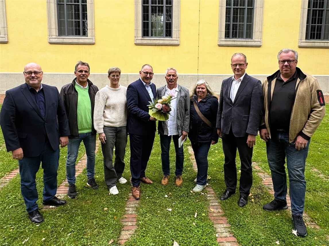 Thomas Jander (Mitte) war über 25 Jahre Hausmeister der Grundschule in Mehr. Nach einer ordentlichen Übergabe genießt er jetzt den Ruhestand. Foto: Stadt Rees