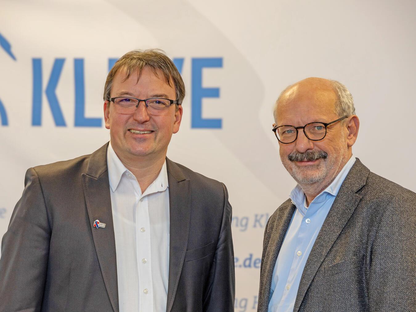 Thomas Janssen (l.) vom Zugkomitee der Karnevalsgesellschaft Krunekroane und der Klever Bürgermeister Wolfgang Gebing. Foto: privat