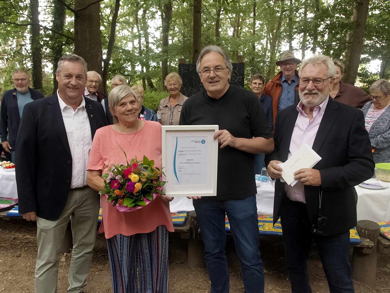 Thomas Janßen, stellvertretender Bürgermeister, Elke Friebel, Peter Lange vom Kreissportbund Wesel und Hans-Jürgen Sura (v.l.) bei der Verleihung. Foto: Olaf Ostermann