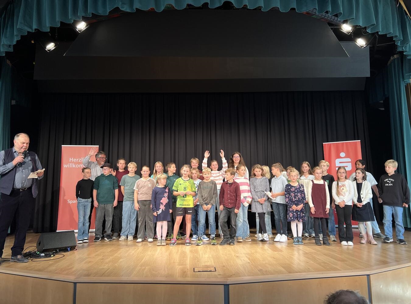 "Thomas Linnenberg und Bernd Heines mit Schülern bei Sparkasse Rhein-Maas Event"