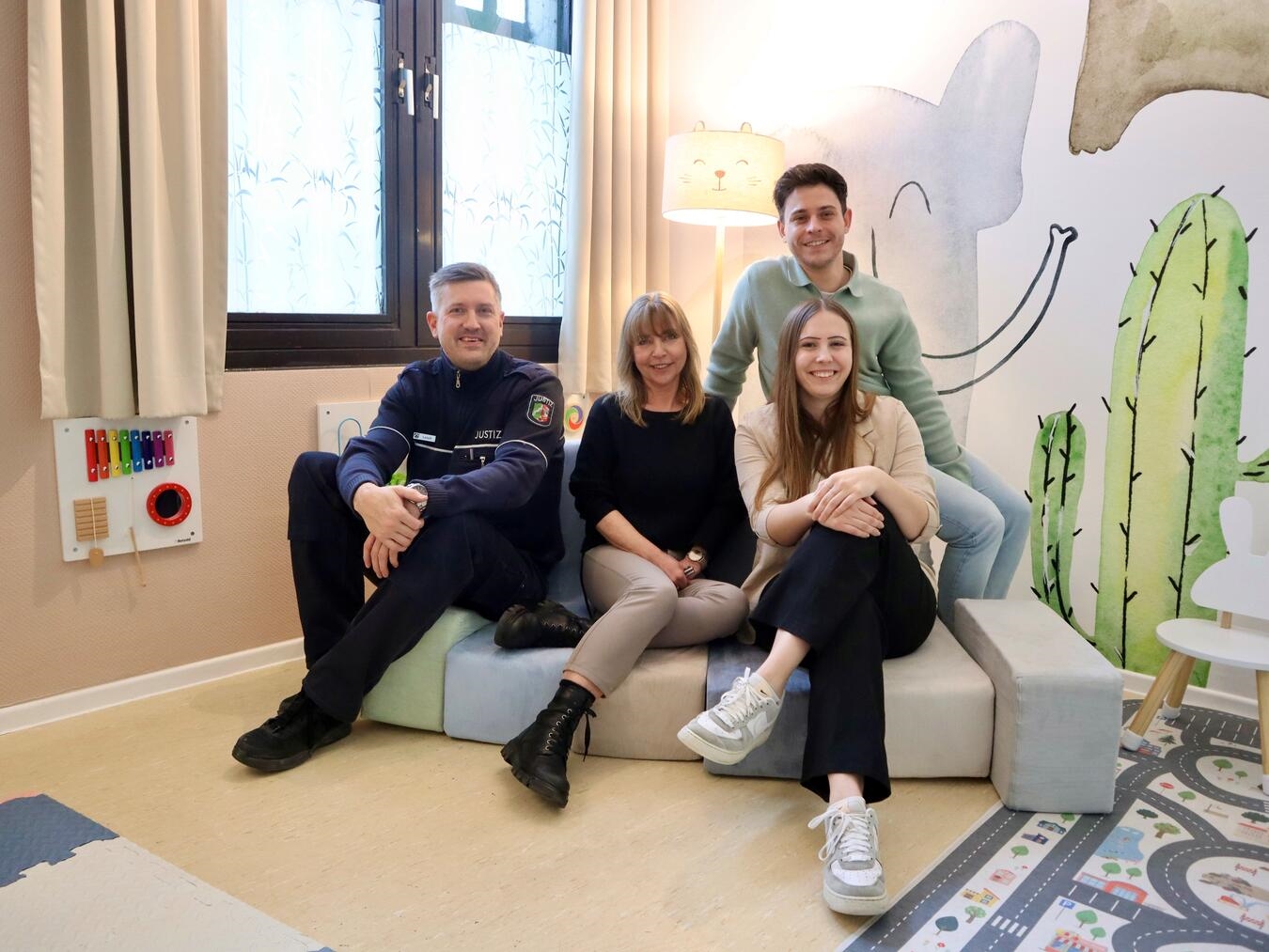 Thomas Losch, Ursula Beck, Nils Sieben und Lea Oppitz (v.l.n.r.) im neuen Kinderraum der JVA Geldern in Pont.Foto: privat