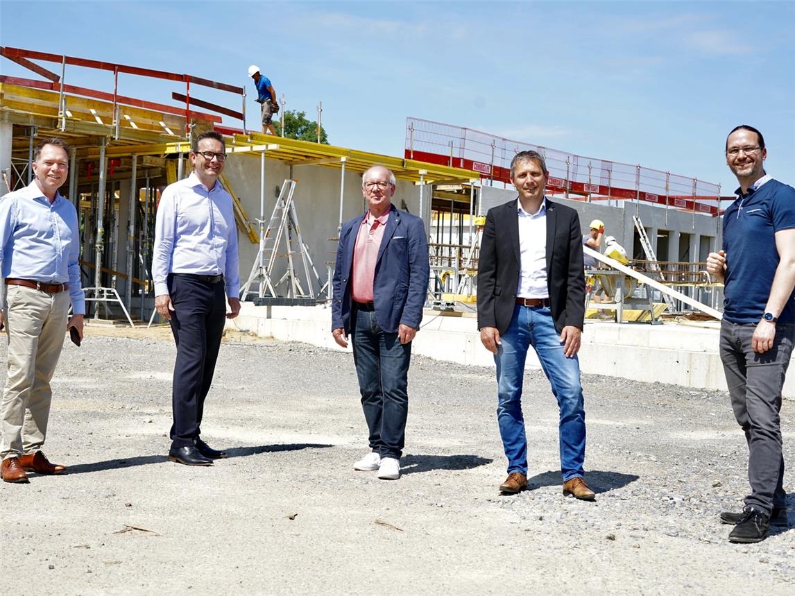 Thomas Mutz, Bürgermeister Sven Kaiser, Wilfried Schönherr, Torben Sowinski und Jan-Butzheinen-Denkewitz (v.l.n.r.) auf der Baustelle des Realschul-Neubaus.Foto: Stadt Geldern