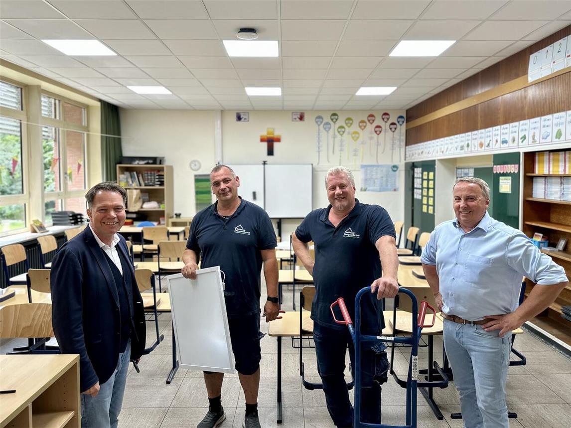 Thomas Mutz (Geschäftsführer der Gelderner Baugesellschaft), Jens Hitschfel, Holger Wenig und Willi Raeth (alle GBG, v.l.n.r.) beim Vor-Ort-Termin in der Adelheid-Grundschule, in der in den Sommerferien unter anderem Renovierungsarbeiten stattfinden.Foto: Stadt Geldern/Terhorst