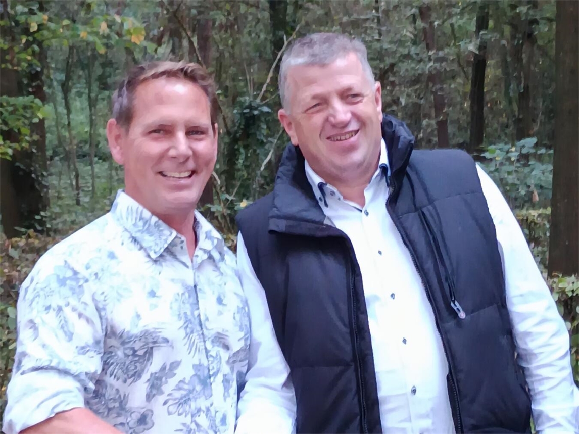 Thomas Nolden gratuliert Uwe Baumann zum Buschkönig 2026, Festjahr-Präsident und Gewinner im Freien.