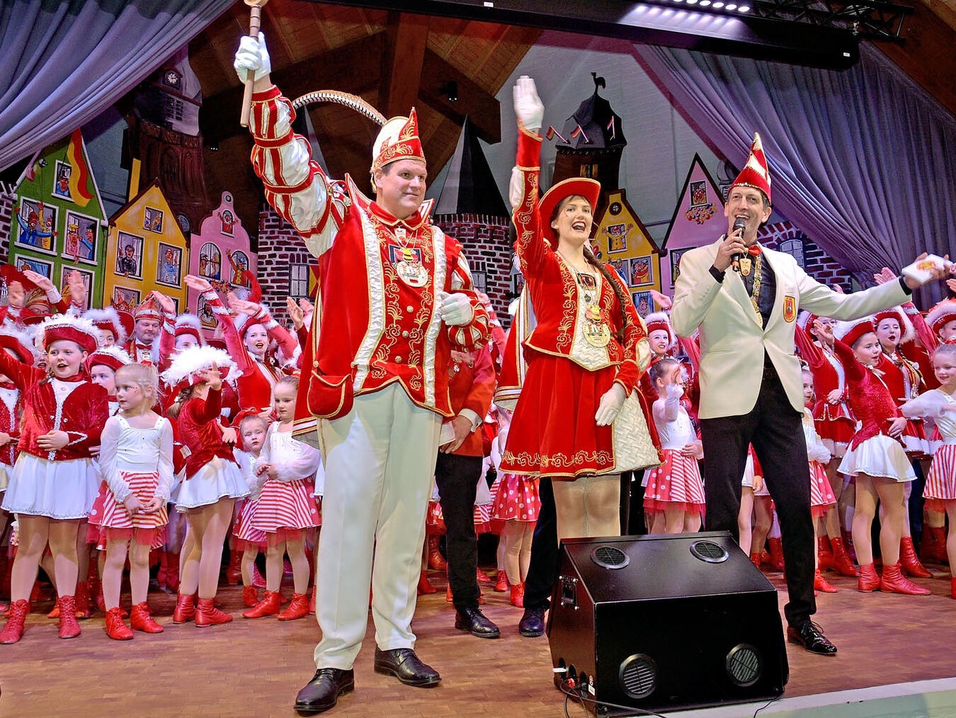 Thomas Peters (r.) moderiert in Kranenburg die Bunten Abende. NN-Foto: Rüdiger Dehnen