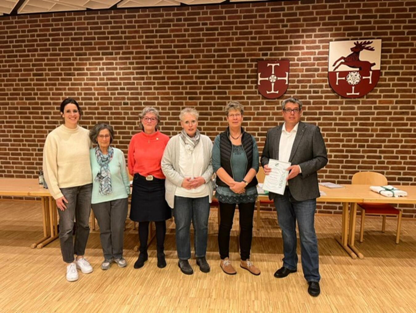 Thomas Roosen (r.) freute sich, den anwesenden Jubilaren Urkunden und ein kleines Geschenk zu überreichen: (v.l.n.r.) Andrea Kiesewetter (2. Vorsitzende), Brigitte Becker (40 Jahre), Annelie von Tongelen-Kempken (25 Jahre), Sabine Neumann (25 Jahre) und Christel Rath (40 Jahre).Foto: privat