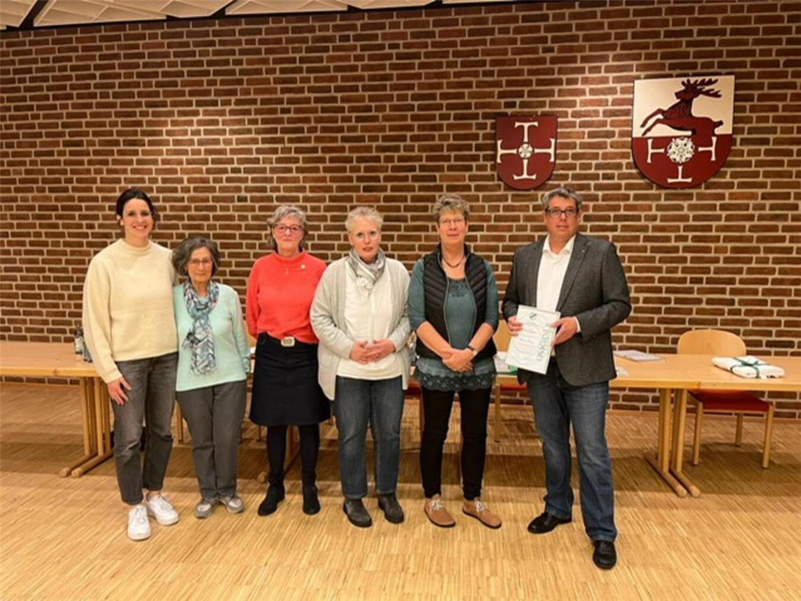 Thomas Roosen (r.) freute sich, den anwesenden Jubilaren Urkunden und ein kleines Geschenk zu überreichen: (v.l.n.r.) Andrea Kiesewetter (2. Vorsitzende), Brigitte Becker (40 Jahre), Annelie von Tongelen-Kempken (25 Jahre), Sabine Neumann (25 Jahre) und Christel Rath (40 Jahre).Foto: privat