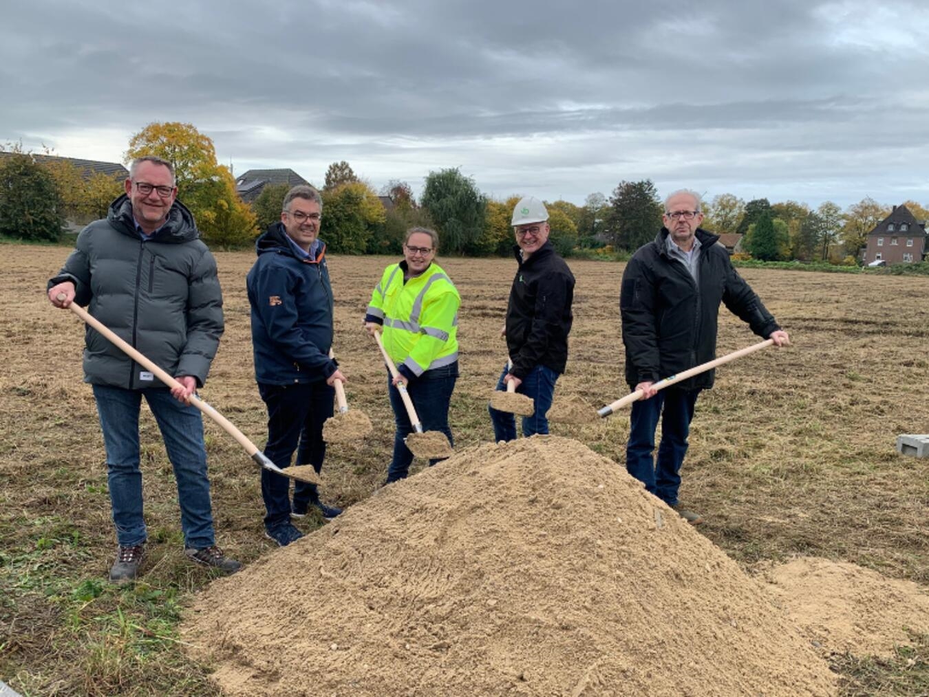 Thomas Schwolow (Fachbereichsleiter des Bauamtes), Bürgermeister Alexander Alberts, Stefanie Thissen (Sachbearbeitung Tiefbau), Paul van Boekel (Geschätsführer der Firma van Boekel) und Wolfgang Wellen (Bauleiter vom Ingenieurbüro Jansen, v.l.n.r.) beim ersten Spatenstich.Foto: Gemeinde Issum