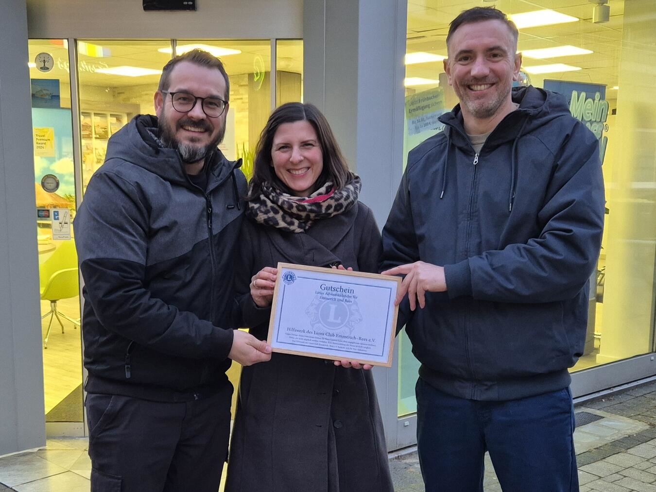 Thomas und Jeanine Giebel mit Lionspräsident Lutz Reinhart-van Gülpen (v. l.) bei der Übergabe des Reisegutscheins. Foto: privat