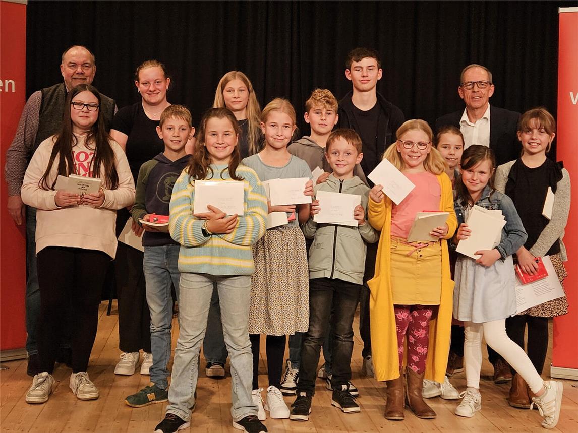 Thomas van den Bongard (hintere Reihe, r.) und Moderator Bernd Heines (hinten, l.) mit den diesjährigen Gewinnern bei der Preisverleihung.Foto: Kulturring Straelen