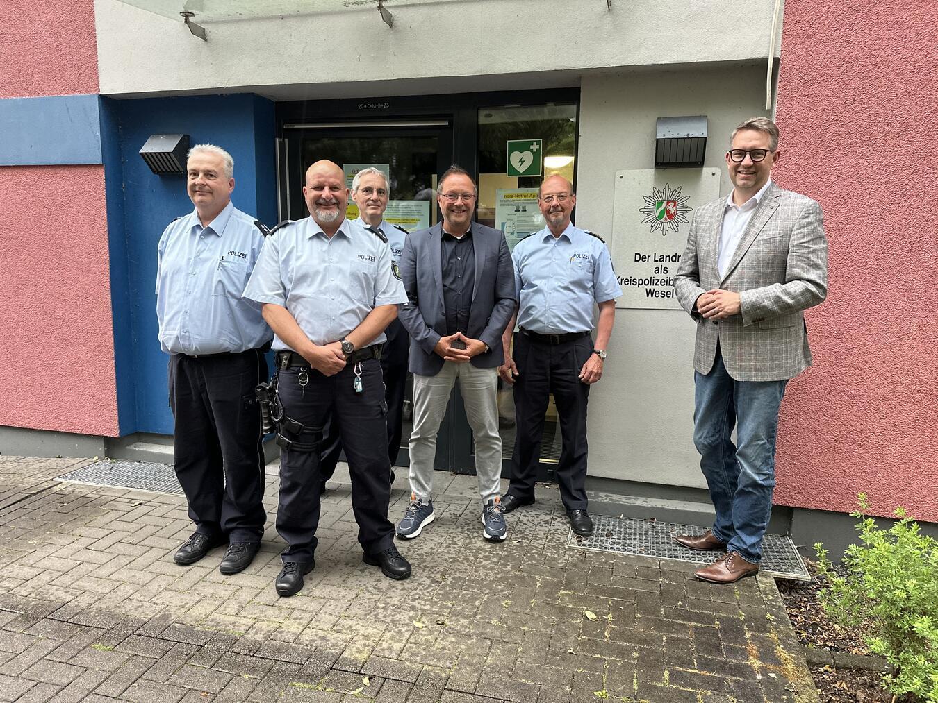 Xanten erhält zwei neue Bezirksdienstbeamte Thorsten Lefelder und Thorsten Zierau (v.l.) wurden unter anderem durch Landrat Ingo Brohl (r.) als Leiter der Kreispolizeibehörde Wesel der Öffentlichkeit vorgestellt. NN-Foto: SP
