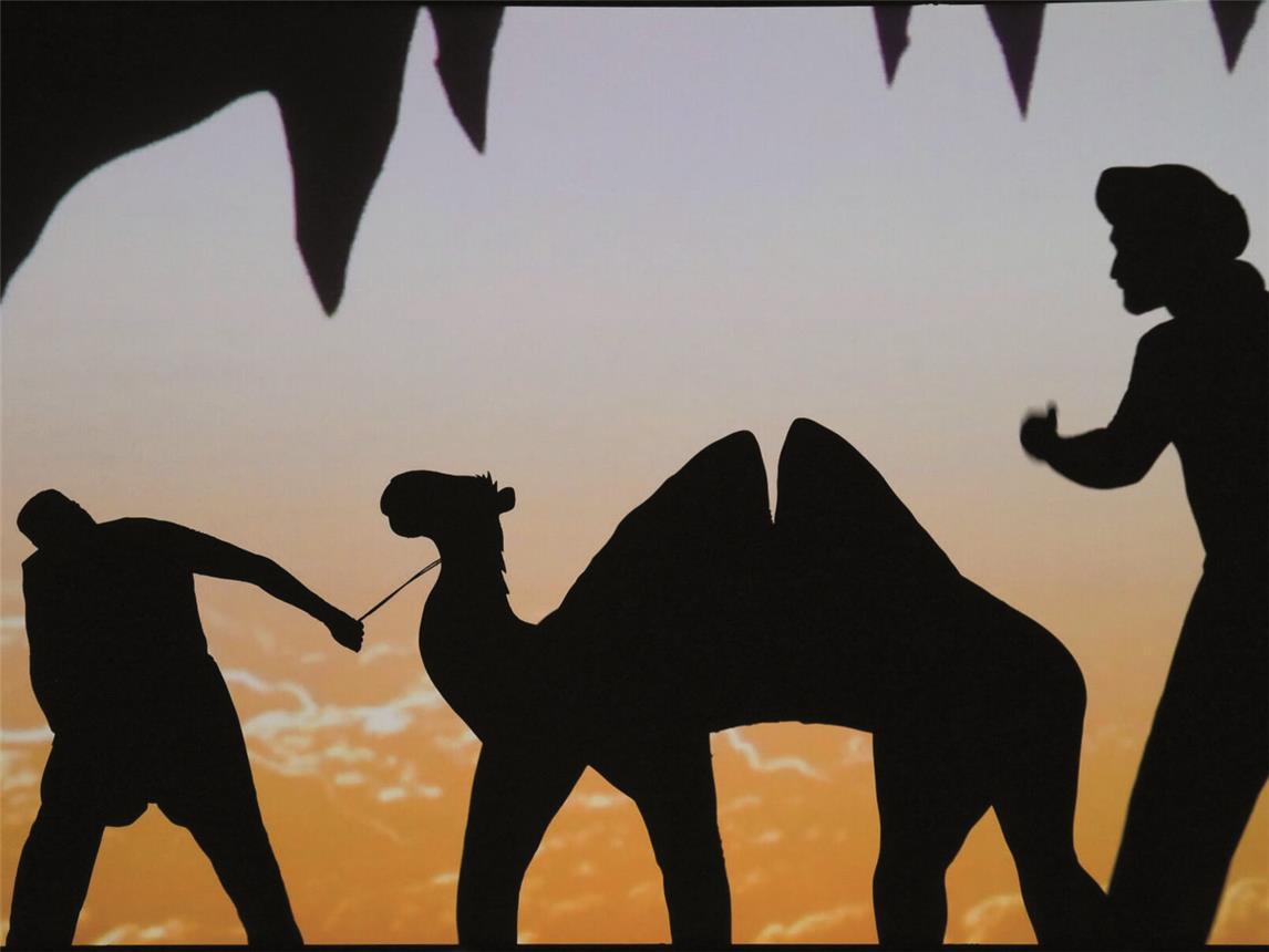 Tiere, Blumen und Bauwerke werden durch die perfekt choreografierten Bewegungen der „Amazing Shadows“-Darsteller auf der Bühne lebendig. Foto: Oliver Lueckmann