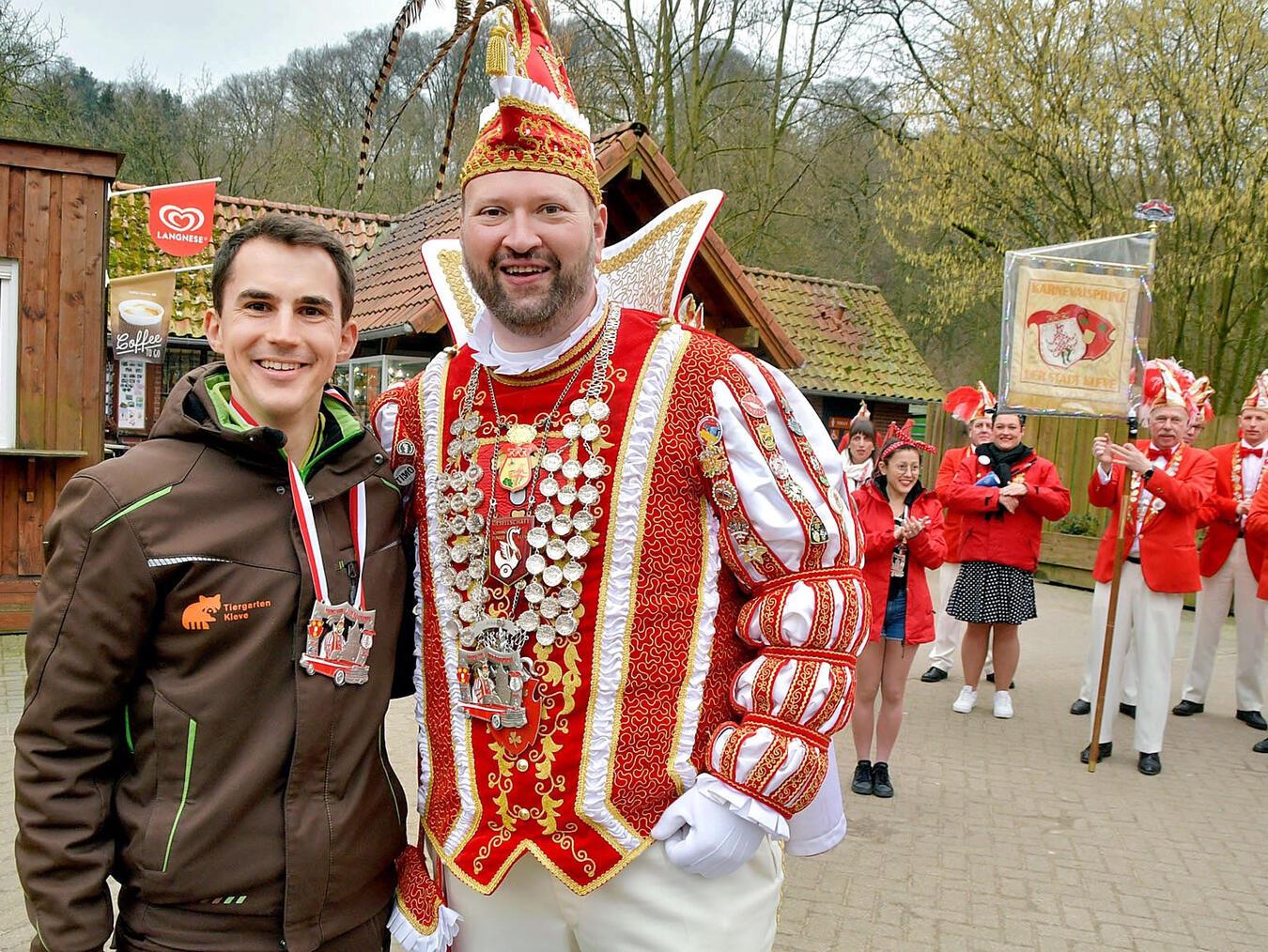 Tiergartenleiter Martin Polotzek bekommt zum Dank einen Prinzenorden. NN-Foto: Rüdiger Dehnen