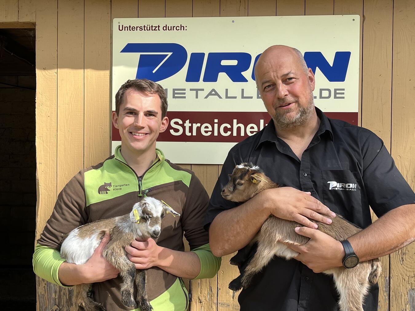 Tiergartenleiter Martin Polotzek (l.) und Sascha Piron freuen sich über die tierisch gute Kooperation. Foto: Tiergarten Kleve