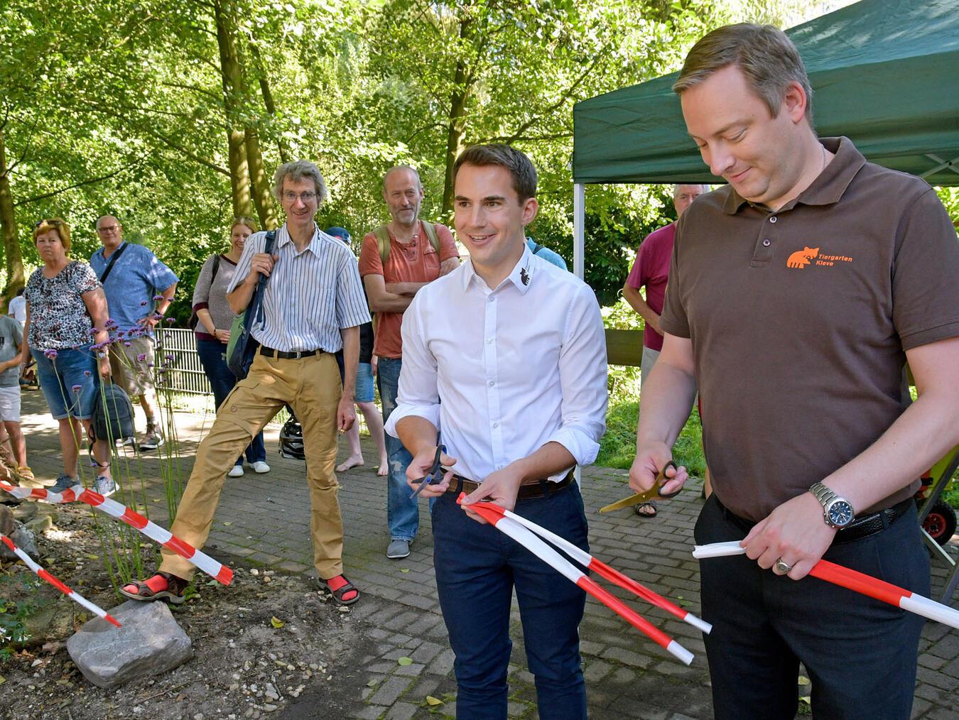 Tiergartenvorsitzender Josef Kanders (r.) und Tiergartenleiter Martin Polotzek eröffneten offiziell die neue Ausstellung. NN-Foto: Rüdiger Dehnen