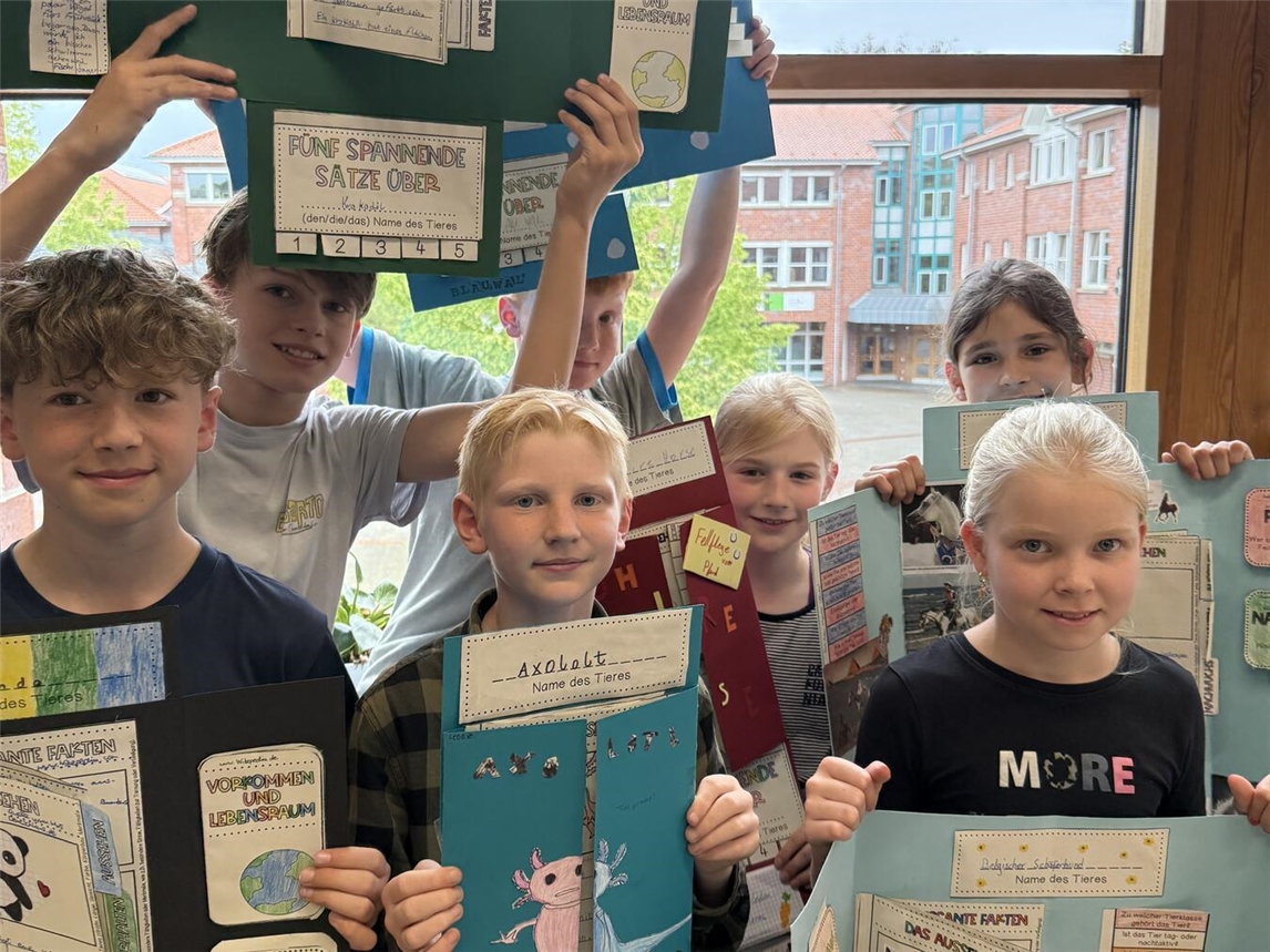 "Lapbooks zu Lieblingstieren von Schülern der 5. Klasse des Städtischen Gymnasiums Straelen"