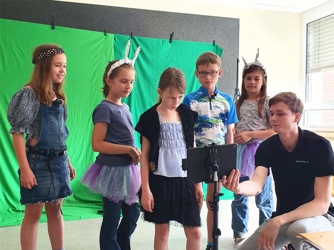 Till Nieke erklärt Kindern der OGS Rees, wie sie mit dem Tablet filmen und ihre Ideen umsetzen können. Das Projekt „Raumstation“ findet in Kooperation mit der Firma „Diskurs Niederrhein“ statt. Foto: CV Kleve