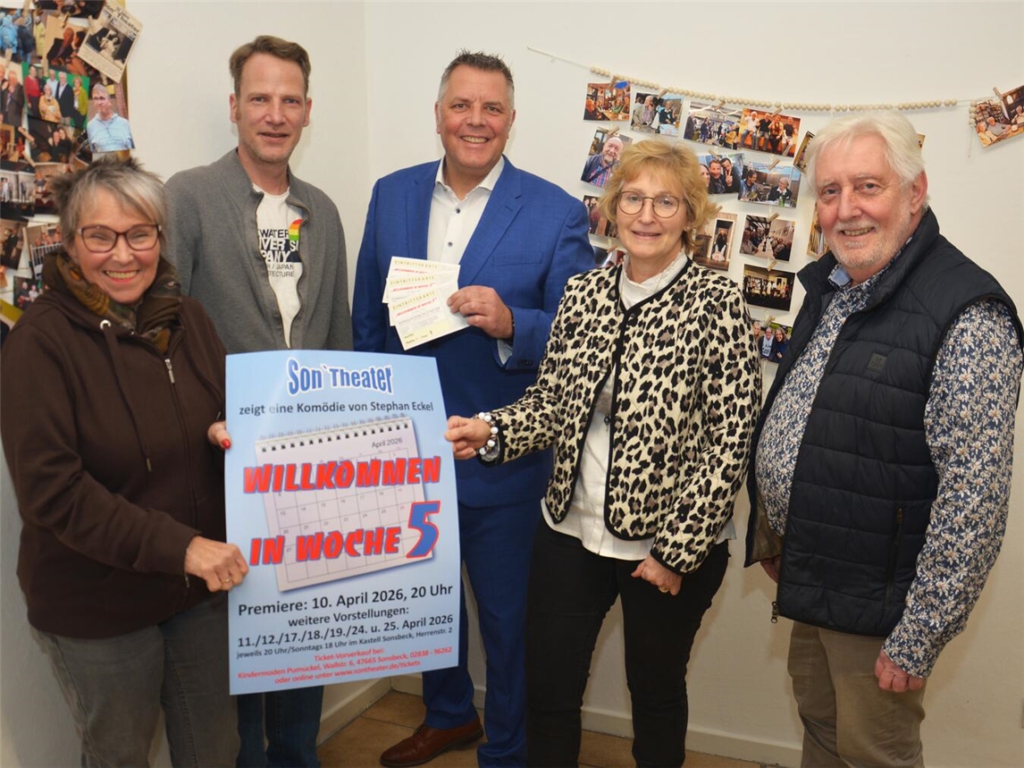 Tim Enters (Mitte) von der Volksbank Niederrhein überreichte jetzt die druckfrischen Tickets an (v.l.) Hannelore Ehrlich, Christian Grune (2. Vorsitzender), Marion Kluth und Dieter Kluth (1. Vorsitzender).Foto: Son‘Theater/Eberhard Schwenk