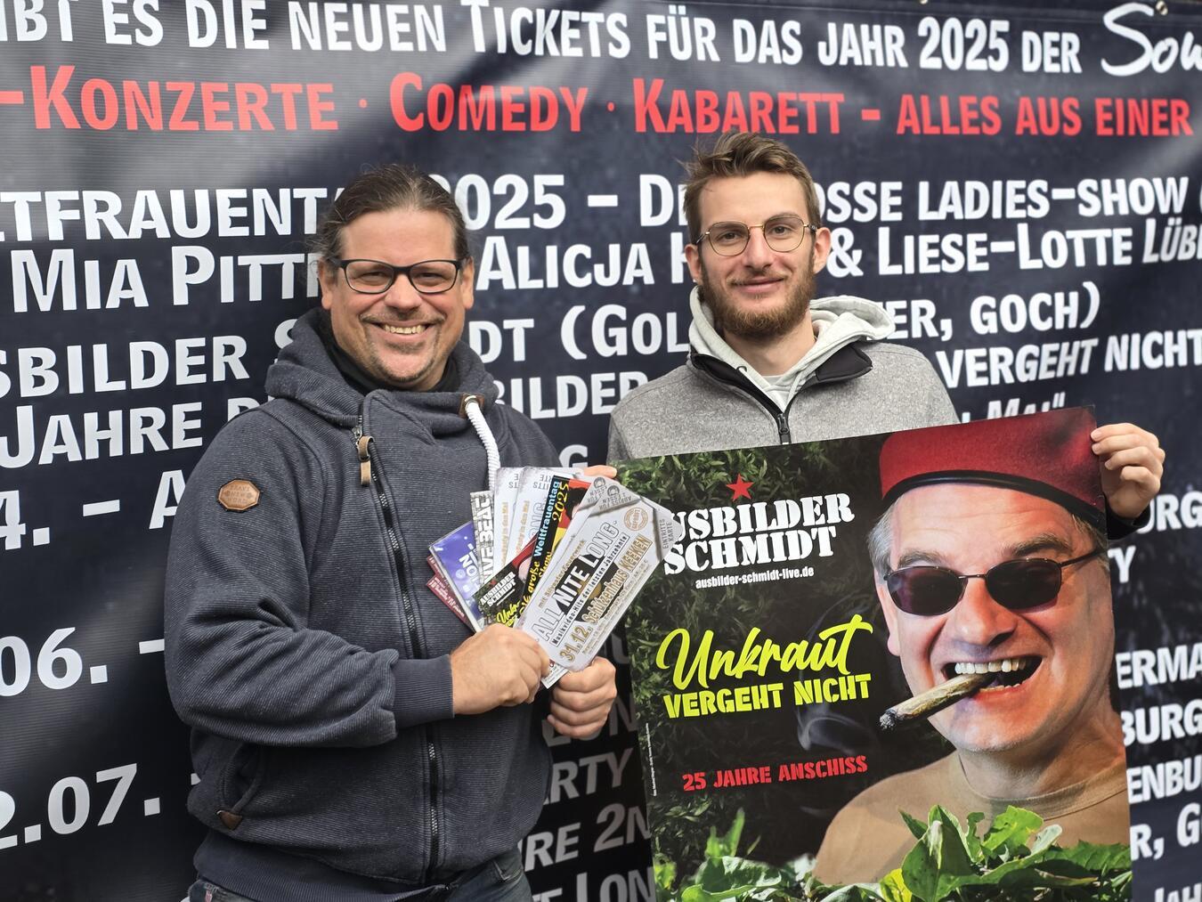 Eintrittskarten? Old School! Tim Verfondern (.l) und Veranstaltungstechnik-Azubi Carl Toonen feuen sich auf die Veranstaltungen im kommenden Jahr. NN-Foto: HF