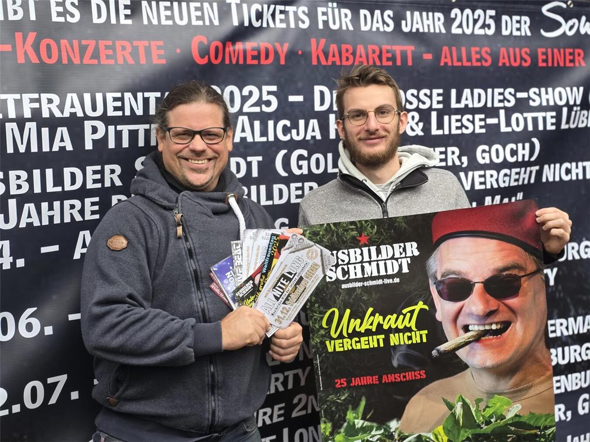 Tim Verfondern (.l) und Veranstaltungstechnik-Azubi Carl Toonen feuen sich auf die Veranstaltungen im kommenden Jahr. NN-Foto: HF