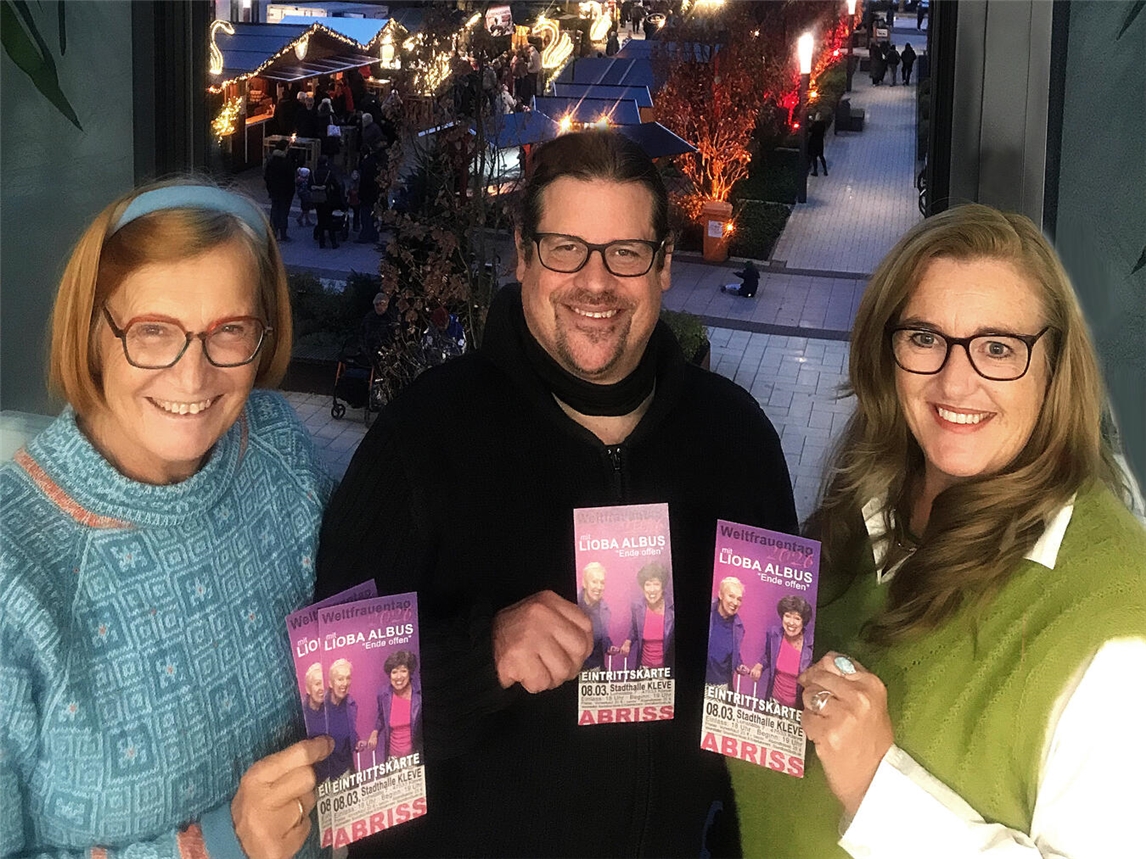 Tim Verfondern von der Soundbox mit der Gleichstellungsbeauftragten Yvonne Tertilte-Rübo (r.) und Bettina Trenckmann vom Awo-Kreisverband Kleve. Foto: Soundbox