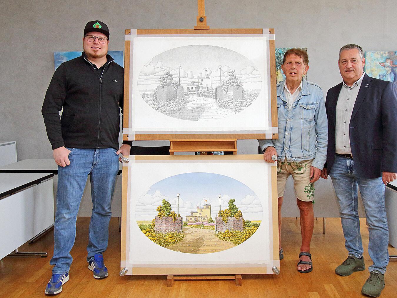 Timo Aldenhoff, amtierender Kaiser und König des Junggesellenschützenvereins, Ehrenpräsident Hubert Scheeren und Thomas Janßen, der allgemeine Vertreter des Bürgermeisters (v.l.), mit dem von Scheeren gestalteten Pfingstplakat. NN-Foto: Theo Leie