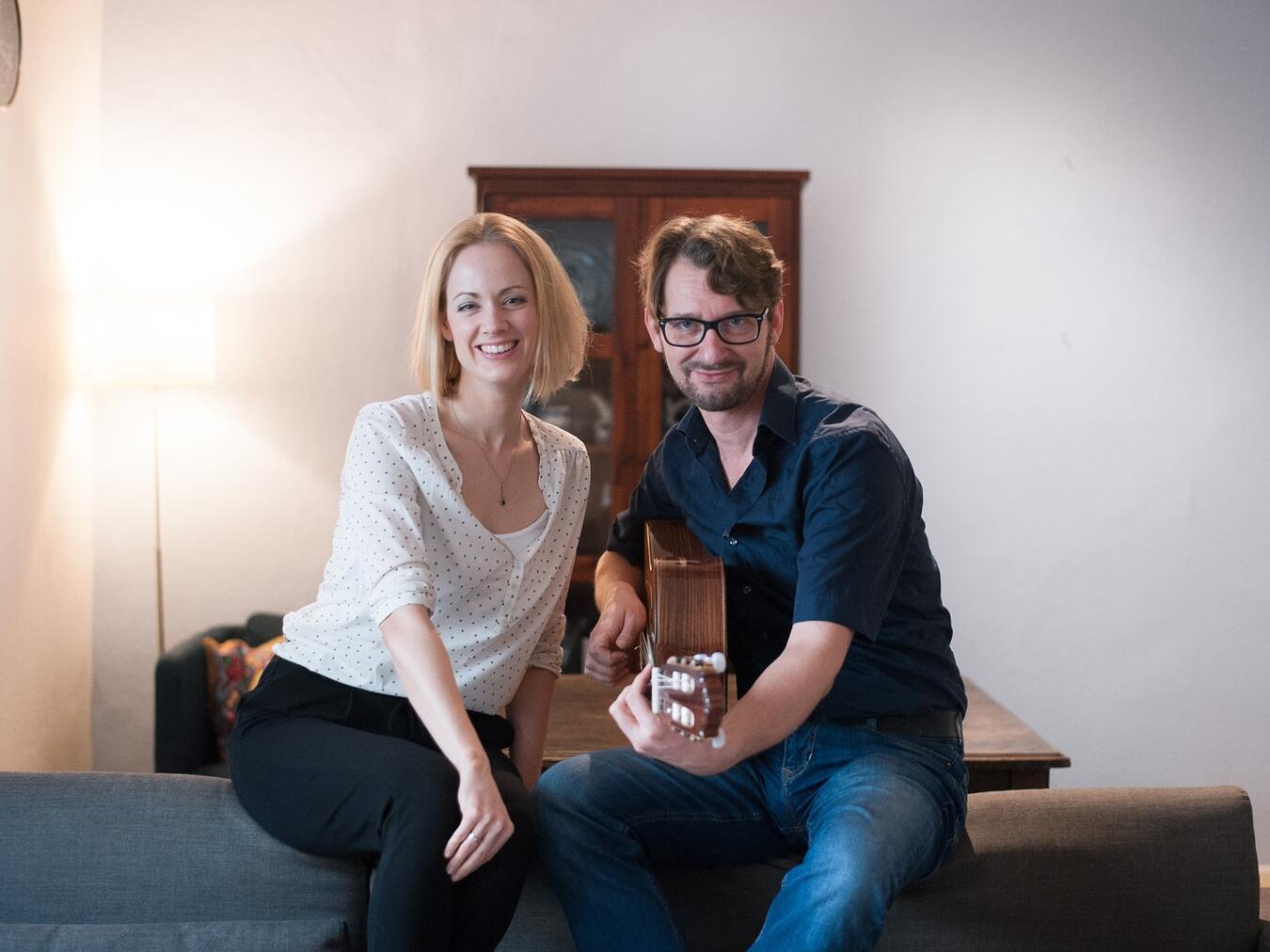 Timo Kuhn, ihr langjähriger musikalischer Begleiter, musiziert mit der „Eiskönigin“ Janneke Ivankova beim 1. Weezer Adventssingen am 13. Dezember. Foto: NIKON-MIKE