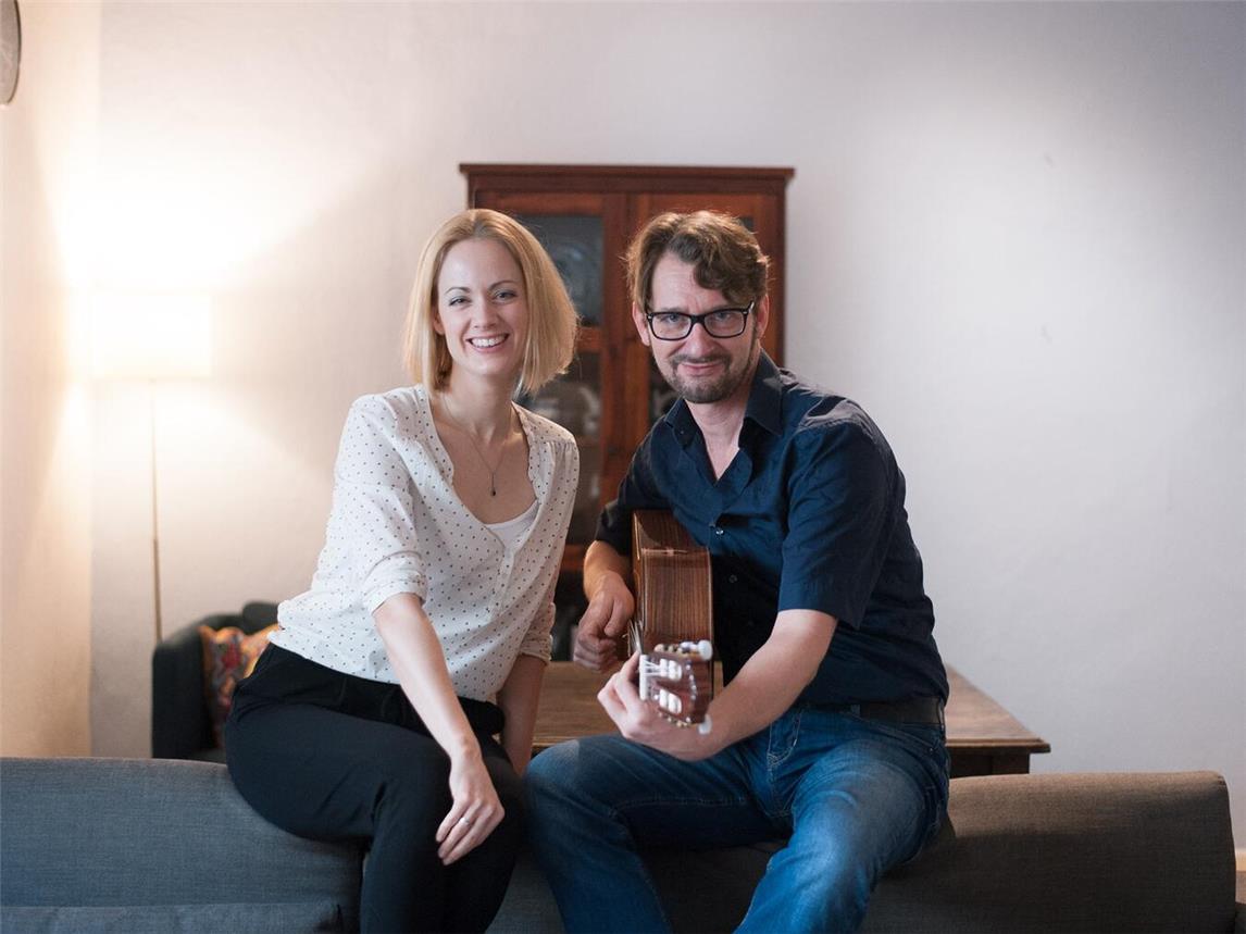 Timo Kuhn, ihr langjähriger musikalischer Begleiter, musiziert mit der „Eiskönigin“ Janneke Ivankova beim 1. Weezer Adventssingen am 13. Dezember. Foto: NIKON-MIKE