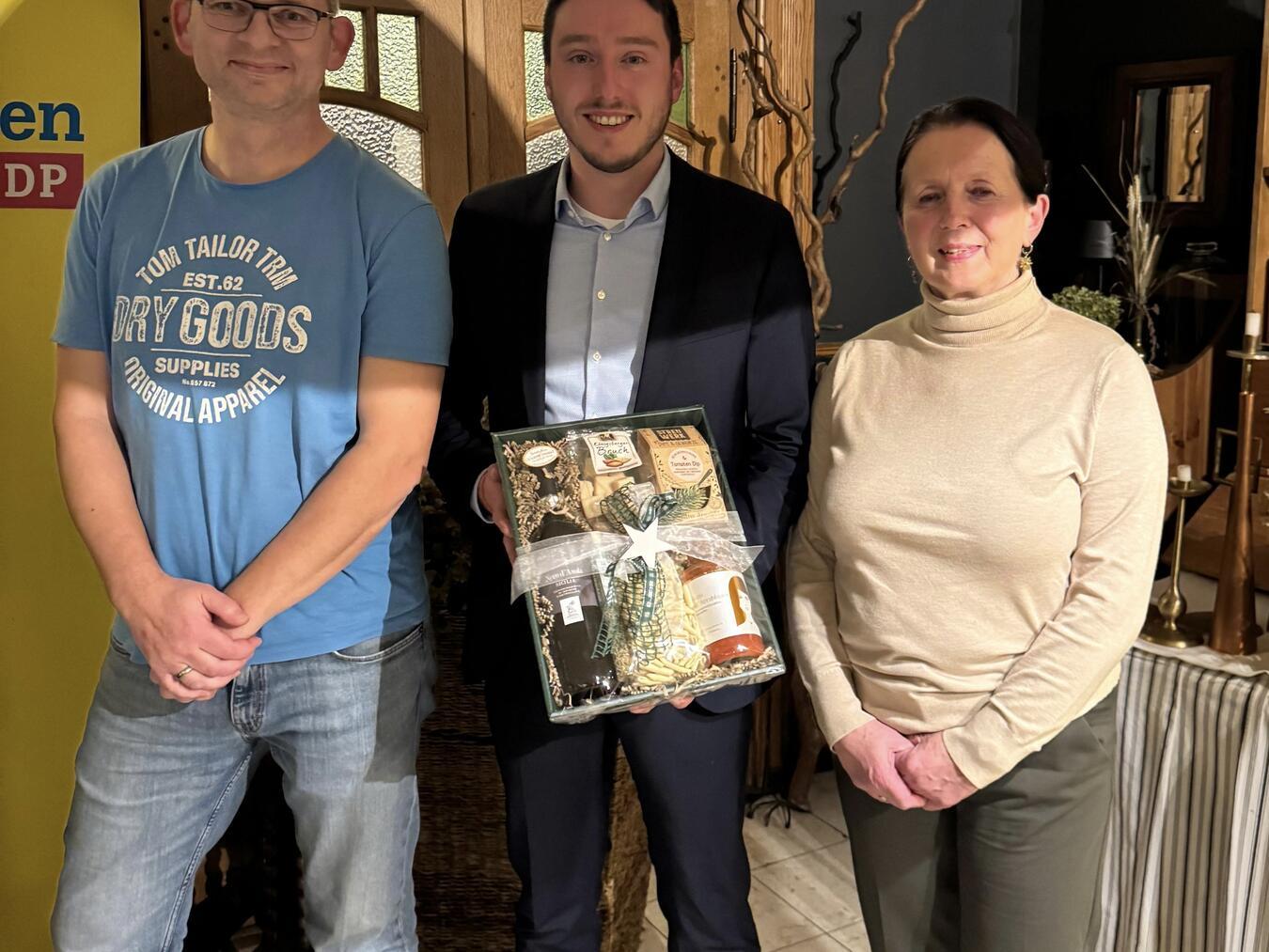 Timo Schmitz kandidiert
2025 als Bürgermeister Timo Schmitz (M.) mit den stellvertrenden Parteivorsitzenden Thomas Börgmann und Edeltraud Hackstein. Foto: privat