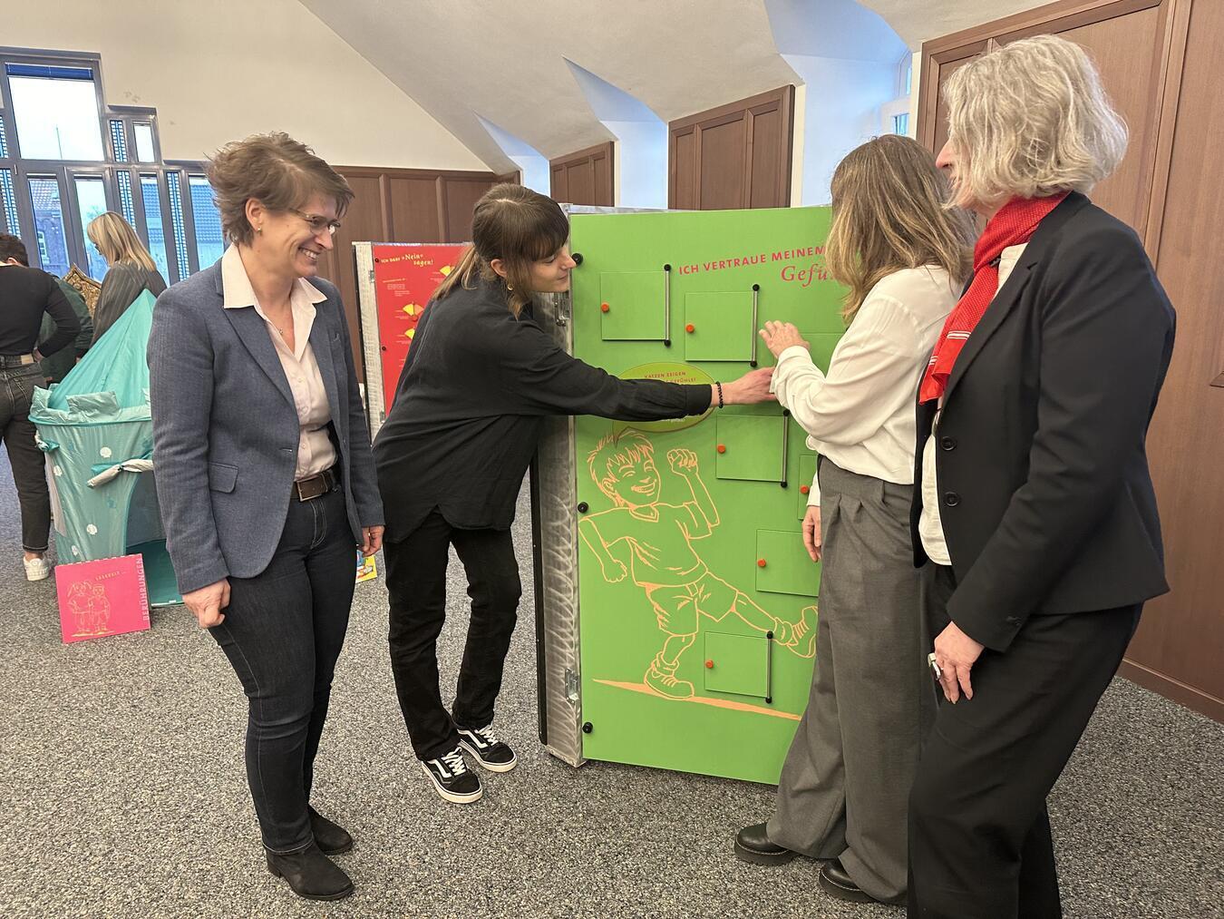 Tina Deipenwisch (Caritasverband, 2.v.l.) erklärt Iris Itgenshorst (Stadt), Martina Muthweiß (Jugendamt) Andrea Kabs-Schlusen (Sparkasse; v.l.) die Station „Ich vertraue meinem Gefühl“. NN-Foto: SP