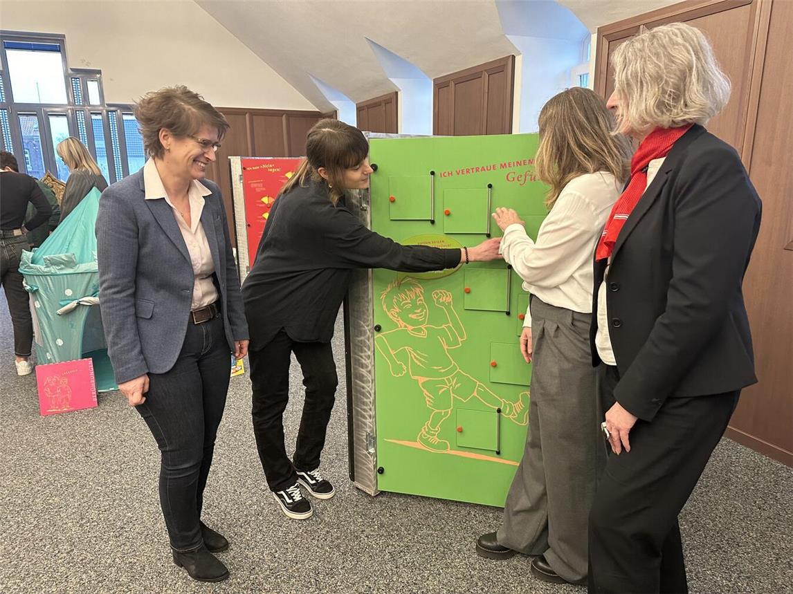 Tina Deipenwisch (Caritasverband, 2.v.l.) erklärt Iris Itgenshorst (Stadt), Martina Muthweiß (Jugendamt) Andrea Kabs-Schlusen (Sparkasse; v.l.) die Station „Ich vertraue meinem Gefühl“. NN-Foto: SP