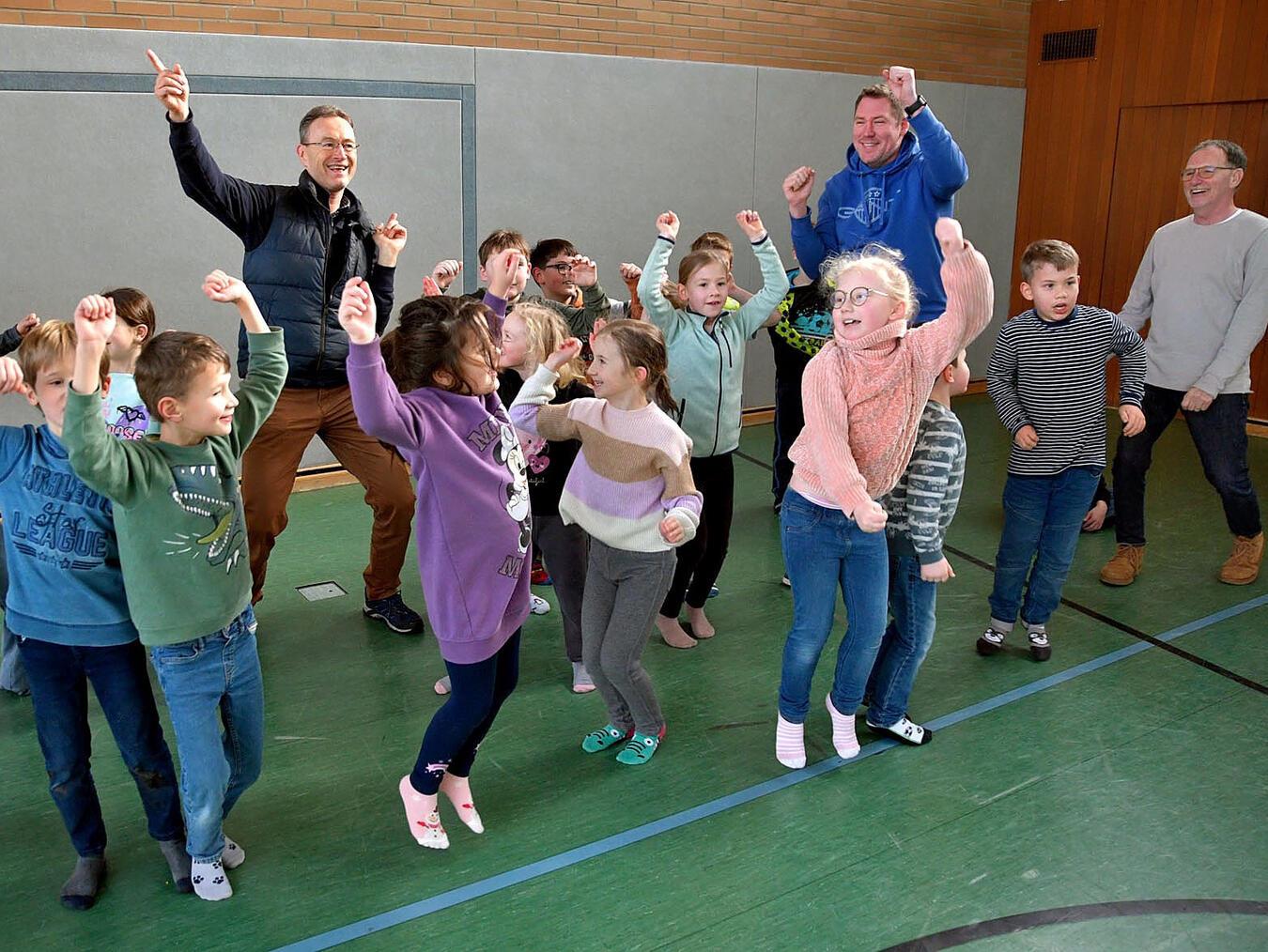 Toben und proben: Die Schwanenfunker stimmen ihre Schützlinge auf ihren Auftritt ein. NN-Fotos: R. Dehnen
