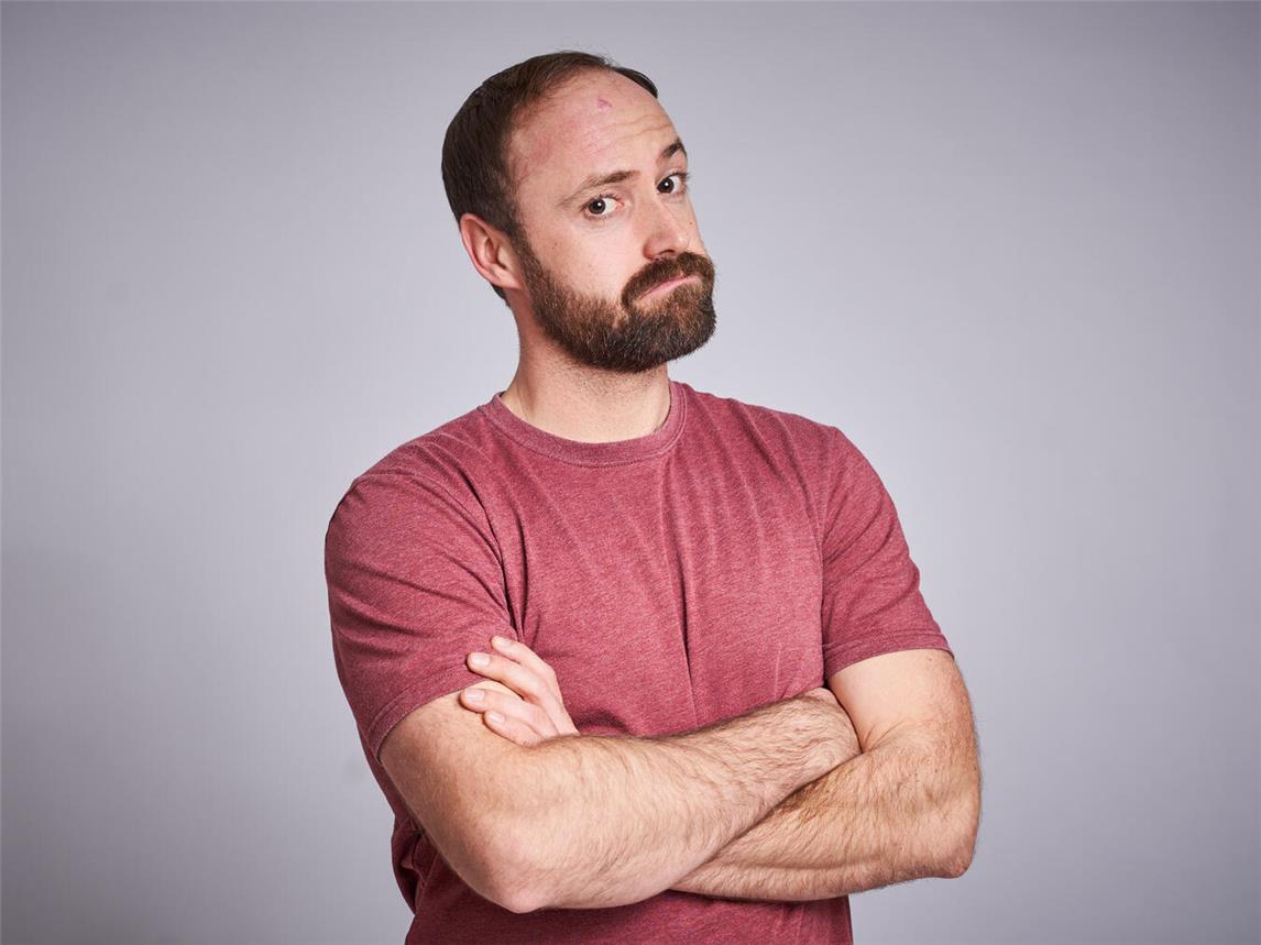Tobi Freudenthal (l.) führt durch den Abend, Bora ist einer der Comedians auf der Bühne des Stadttheaters. Fotos: Guido Schroeder, Lisa Jansen
