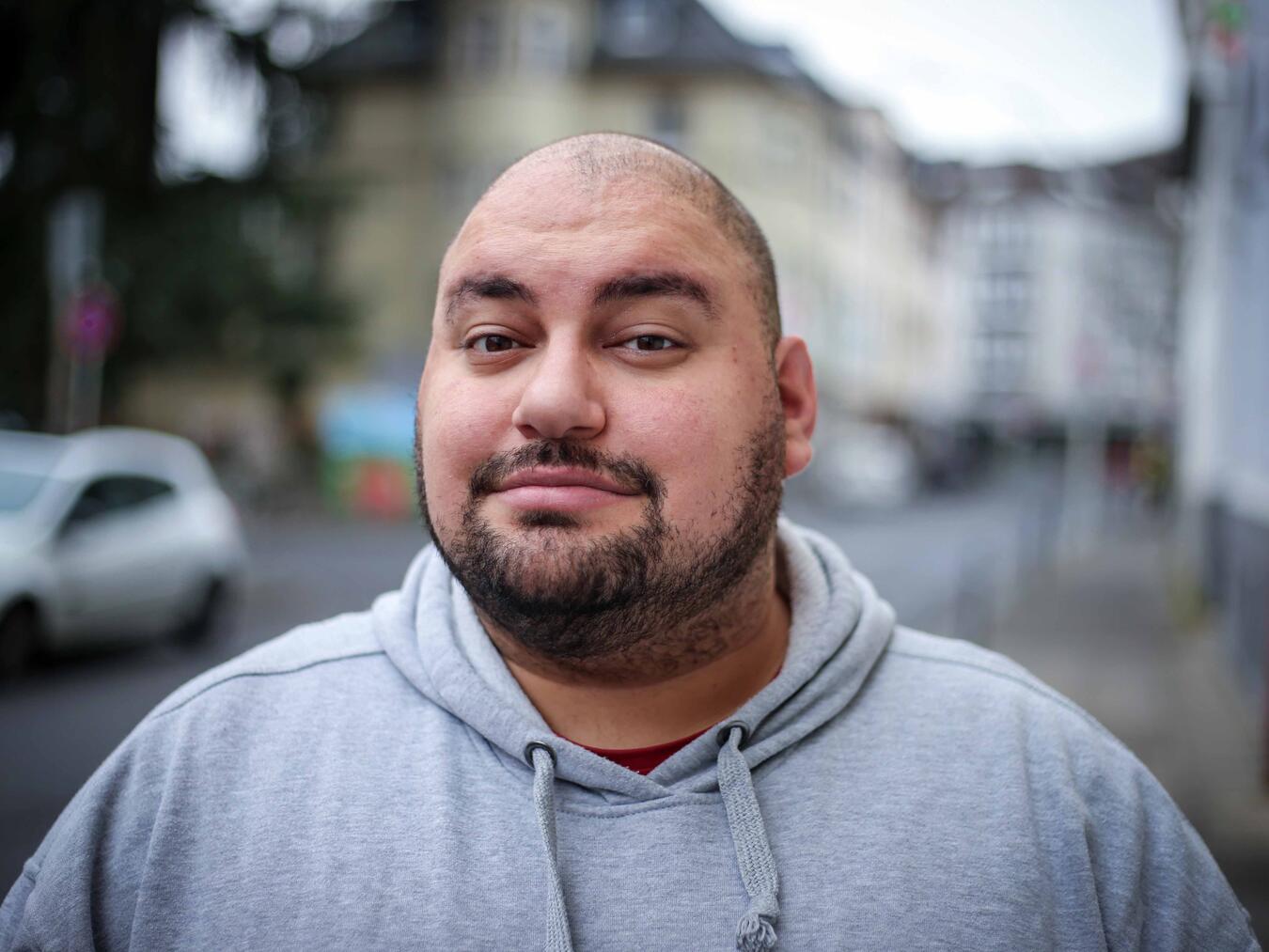Tobi Freudenthal (l.) führt durch den Abend, Bora ist einer der Comedians auf der Bühne des Stadttheaters. Fotos: Guido Schroeder, Lisa Jansen
