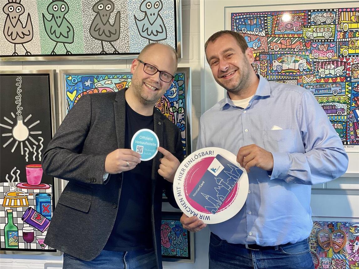 Tobias Kocken (l.), Inhaber der Galerie Kocken und Citymanager Tobias Nelke freuen sich über die weiteren Verkaufsstellen. Foto: © Wallfahrtsstadt Kevelaer