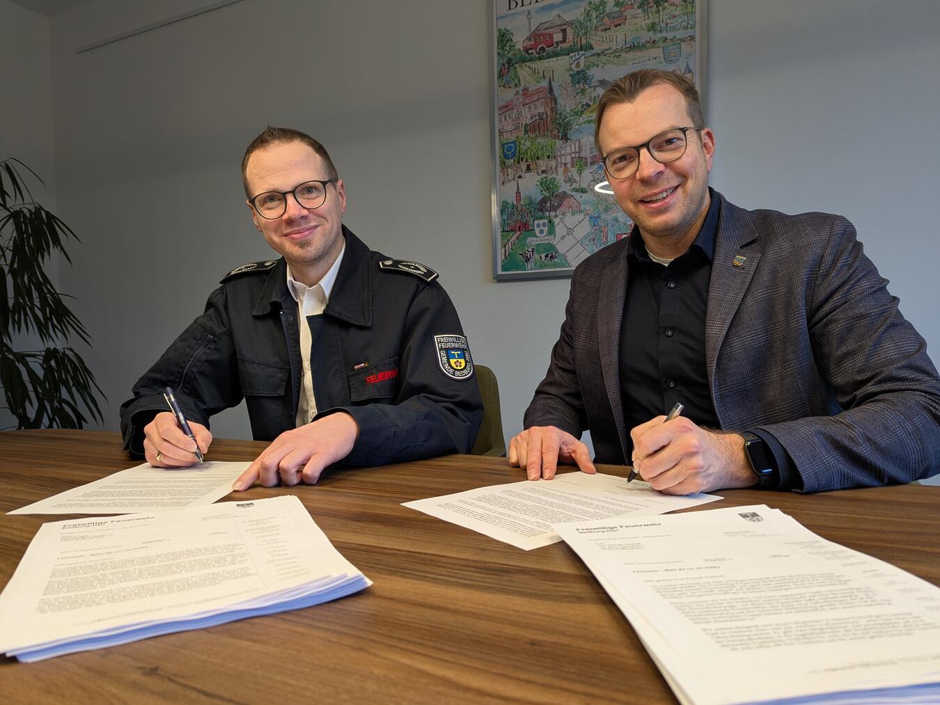 Tobias Lamers und Bürgermeister Stephan Reinders erkennen die Bedeutung der Feuerwehr für die Sicherheit der Gemeinde an und sehen in der Mitgliederwerbung eine wichtige Maßnahme, um die Einsatzfähigkeit der Feuerwehr langfristig zu sichern. Foto: Feuerwehr Bedburg-Hau