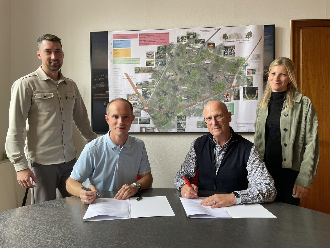 Tobias Wrzesinski und der damalige Bürgermeister Peter Hinze unterzeichneten den Schenkungsvertrag für den Walspielplatz in Elten; mit dabei für die „Träumen lohnt sich“-Stiftung waren Vanessa Sangs (r.) und Gerrit Eul (l.). Foto: Stadt Emmerich