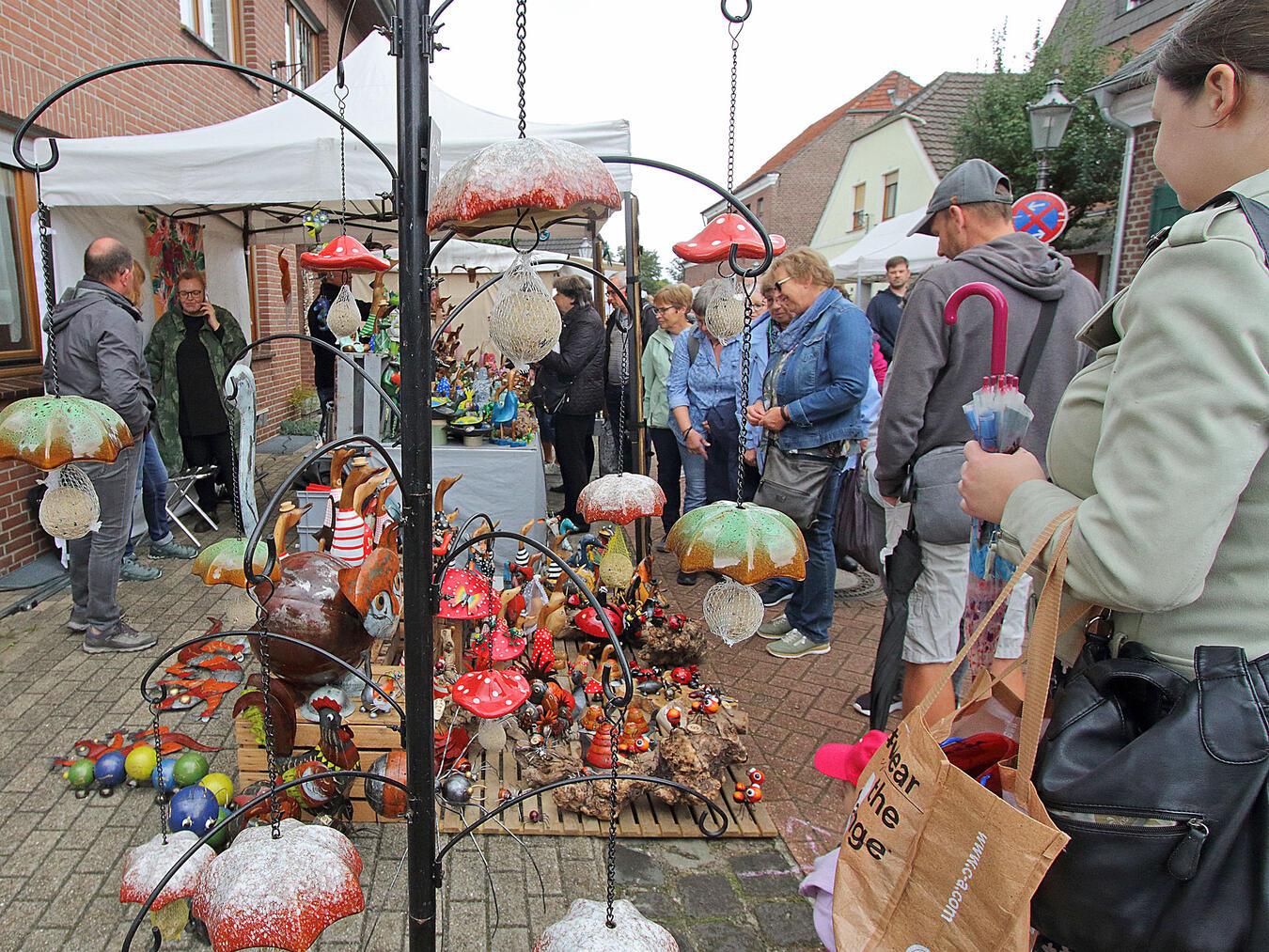 Festtagsstimmung
beim 34. Handwerkermarkt Töpfer und Handwerker präsentieren am morgigen Donnerstag ihr Angebot in Sevelen. Foto: TL