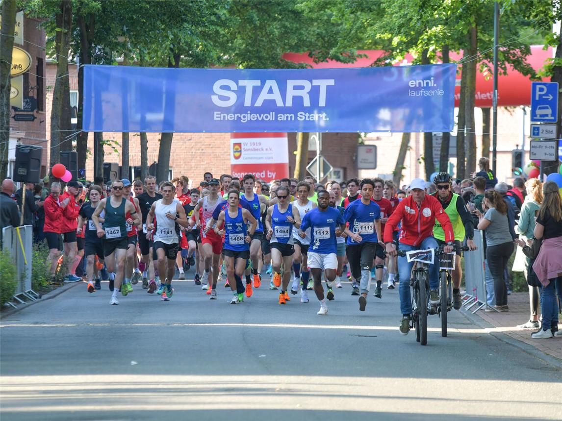 Tolle Stimmung und neue Streckenrekorde: Der Sonsbecker Brunnenlauf lockte im vergangenen Jahr sowohl viele Teilnahmer als auch Zuschauer. NN-Foto (Archiv): Gerhard Seybert