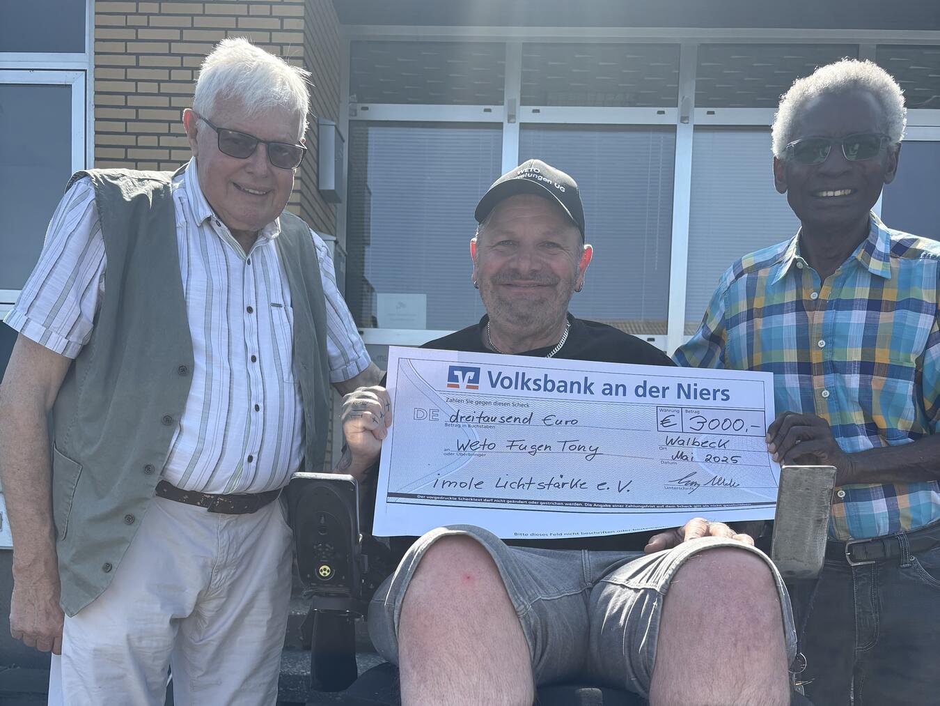 Tony Weber (M.), Dr. Ogundare (r.) und Heinz Verrieth vom Vorstand Imole/Lichtstärke bei der Spendenübergabe. Foto: privat