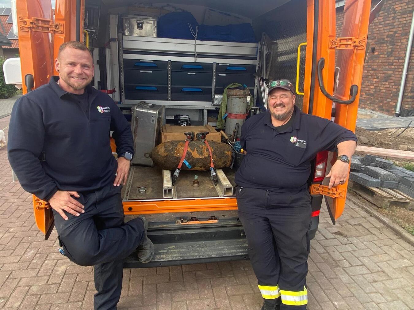 Torsten Gans und Uwe Palmroth (v.l.) vom Kampfmittelbeseitigungsdienst haben den Blindgänger in Millingen erfolgreich entschärft. Foto: Stadt Rees