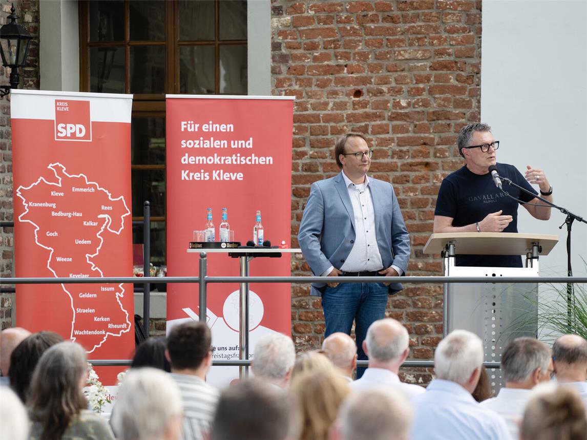Torsten Rupp (l.), Vorsitzender der SPD Kreis Kleve, und Jürgen Franken, Vorsitzender der SPD-Kreistagsfraktion Kleve, begrüßten die Gäste auf Haus Ingenray. NN-Foto: Gerhard Seybert