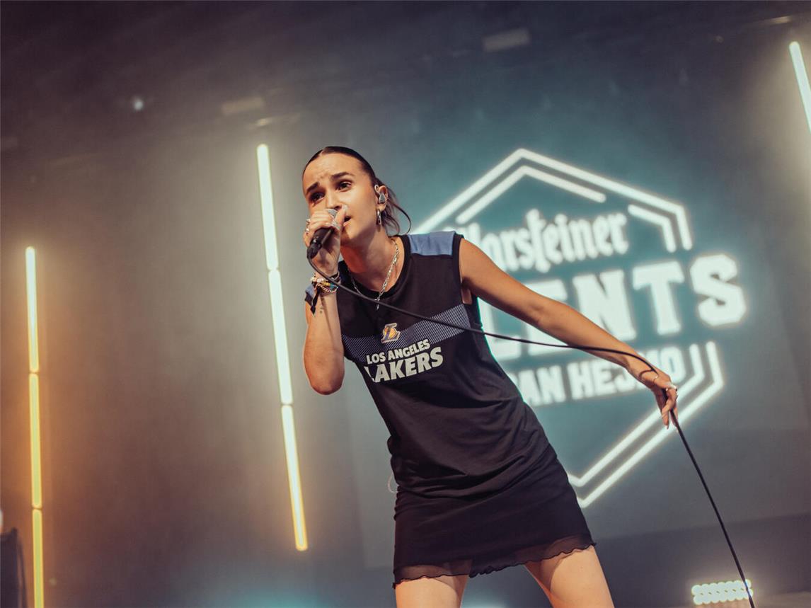 Tosha performte live auf dem Finale von „Warsteiner Talents of San Hejmo“. Foto: Jonathan Braasch