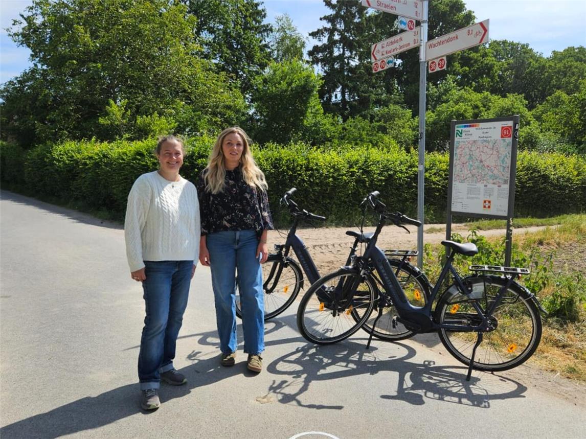 Tourismusförderin Melanie Dornis (r.) und Klimaschutzmanagerin Lisa Gülleken rufen zum Stadtradeln auf.Foto: Gemeinde Kerken