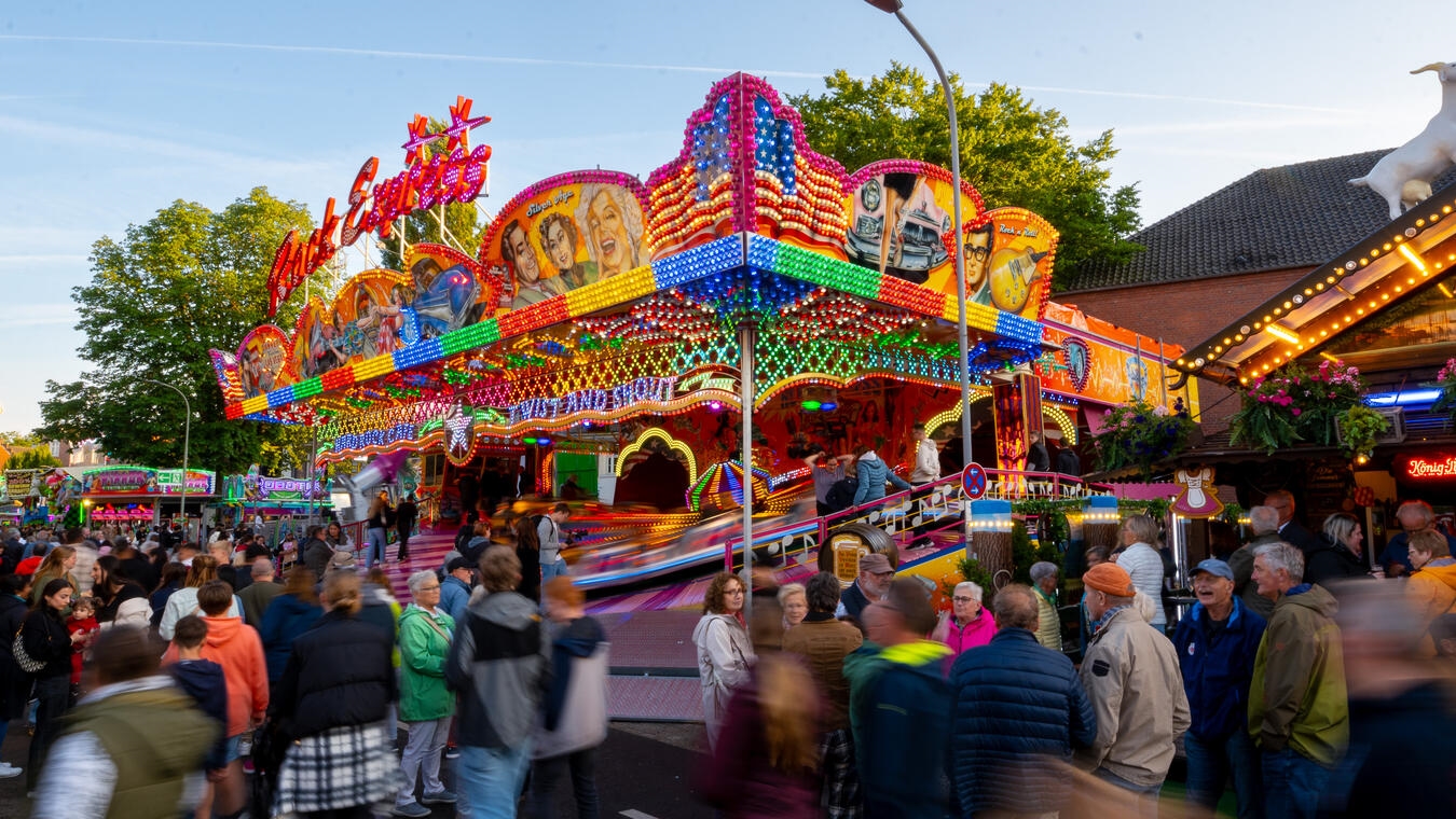 "Pfingstkirmes in Geldern mit bunten Fahrgeschäften und Menschenmengen beim traditionellen Fest am Pfingstwochenende"