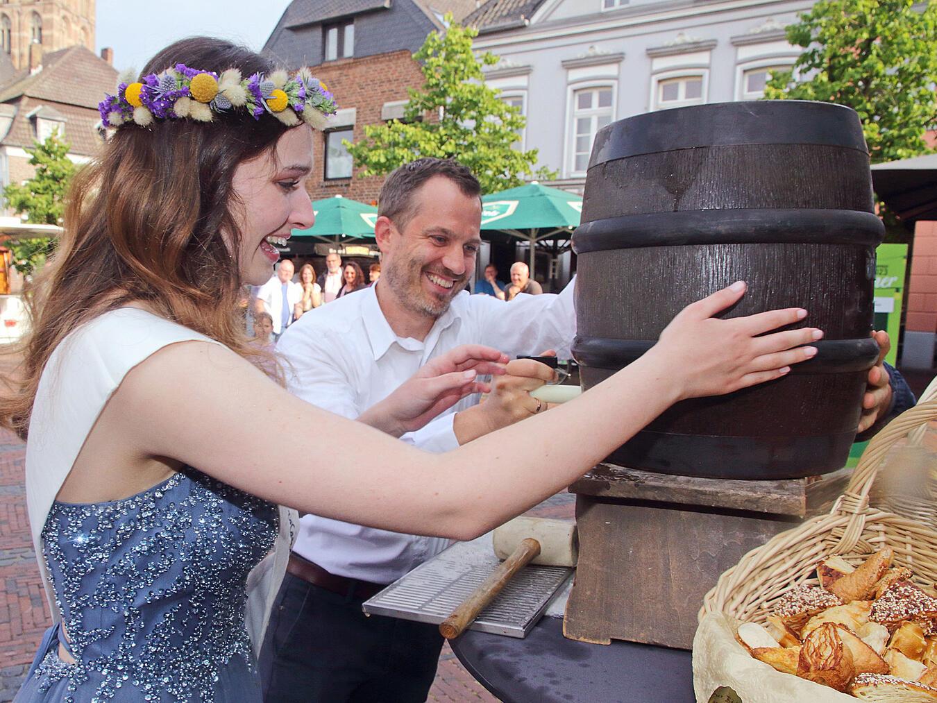 Neue Veranstaltungen und bewährte Konzepte Traditionell eröffnen Bürgermeister und Blumenmädchen mit dem Fassanstich das Stadtfest „Stroelse Sommer“. So auch in diesem Jahr am Freitag, 5. Juli.NN-Foto: Archiv Theo Leie